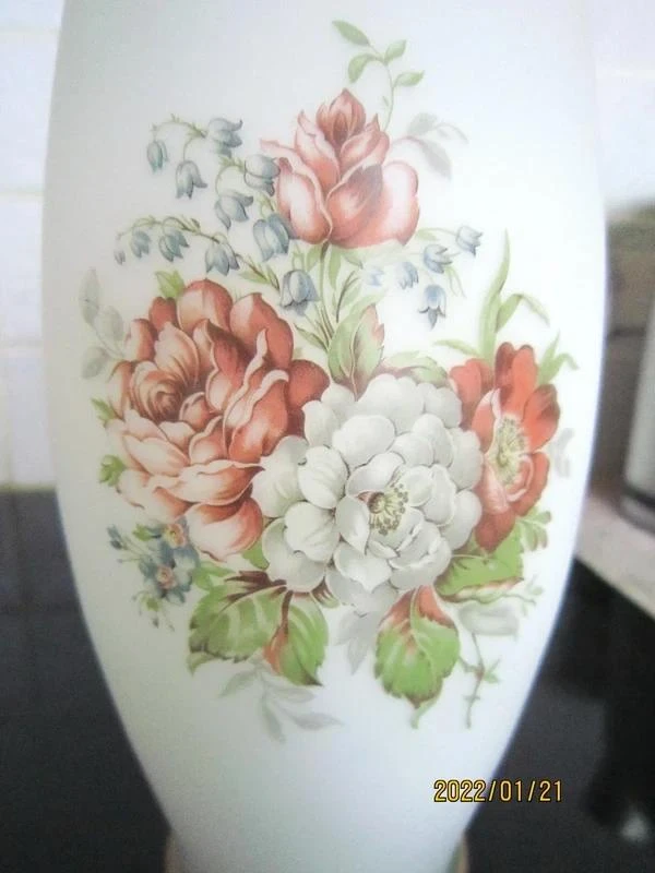 Oud vaas van mat wit glas met bloemenontwerp – photo 2